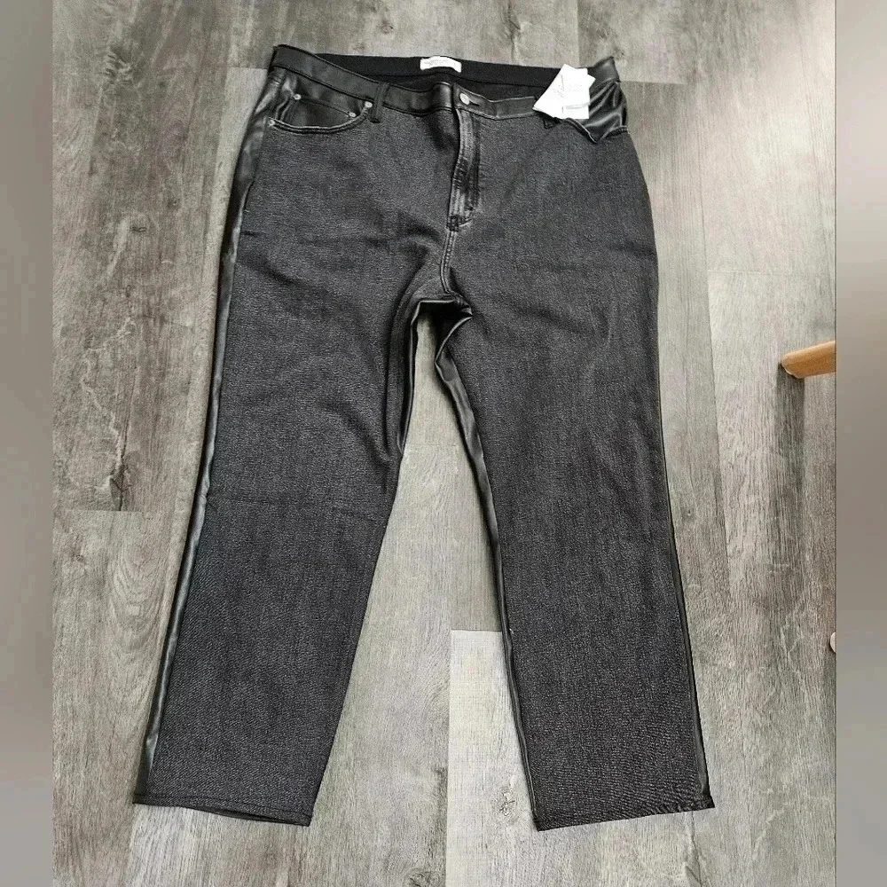 Abercrombie Mixed Fabric Ultra High Rise Ankle Straight‎ Jean Black Leather 22L